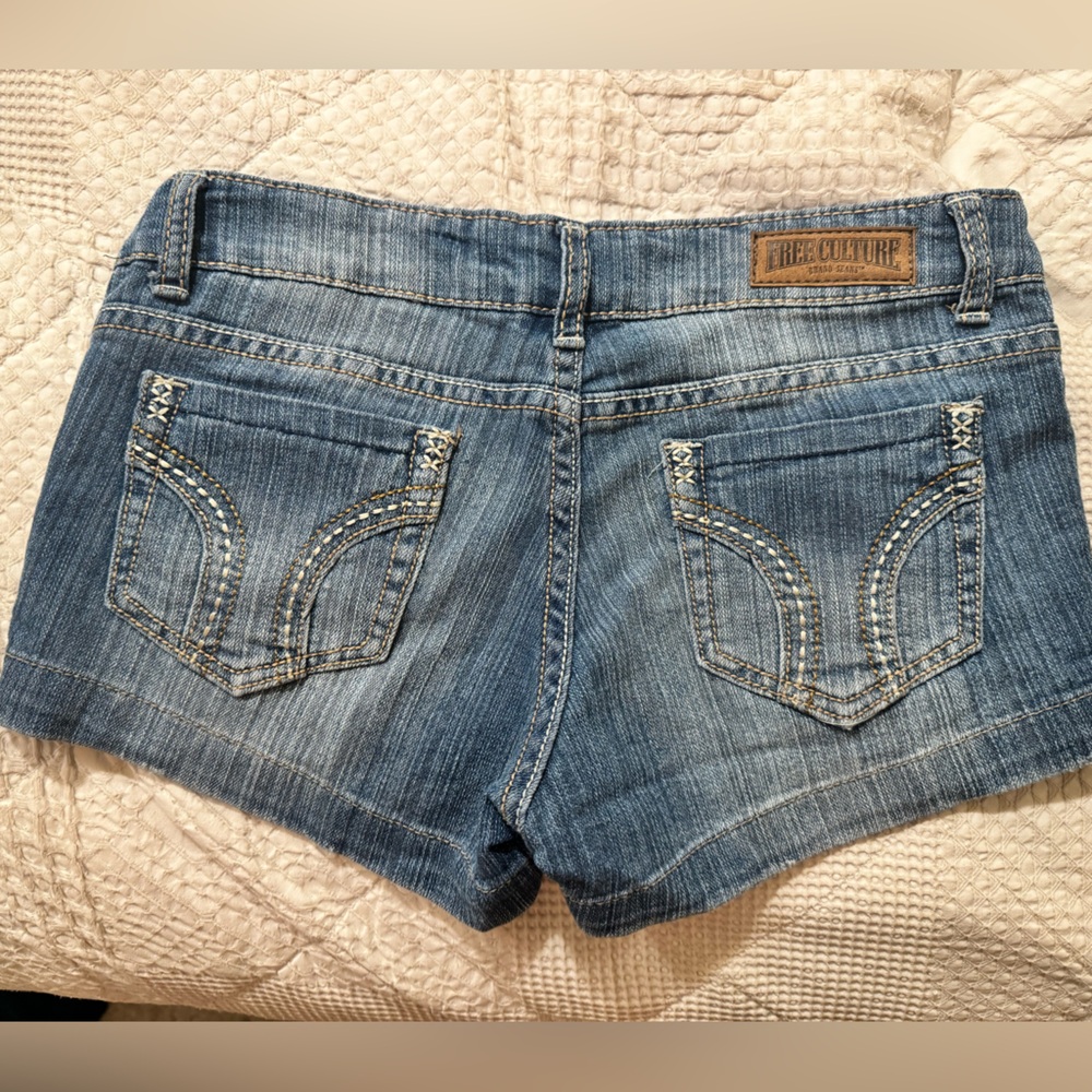 Free Culture low rise jean shorts size 5